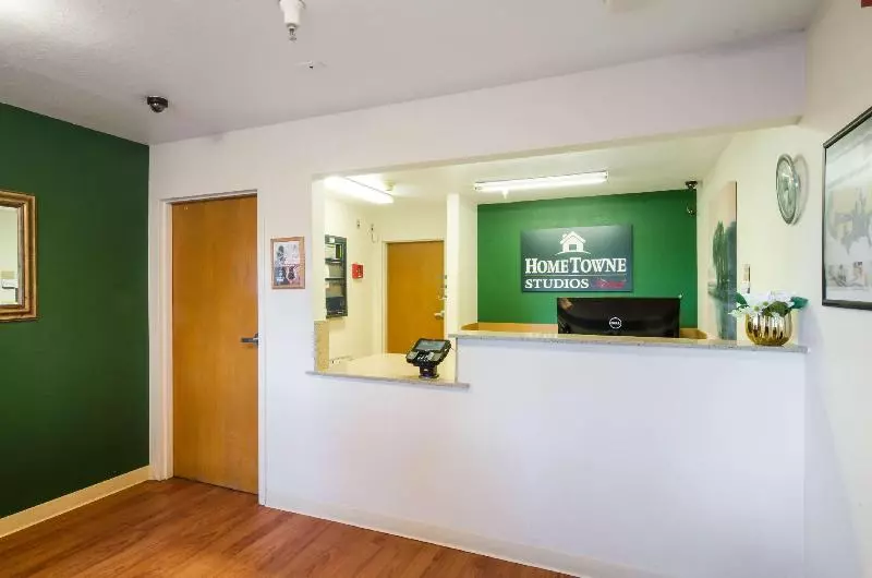 בית מלון כפרי Hometowne Studios By Red Roof Denver Thornton