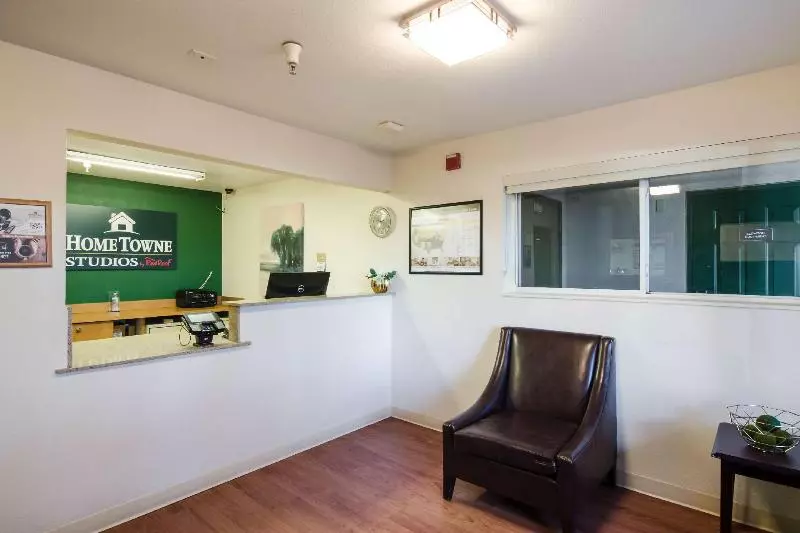 בית מלון כפרי Hometowne Studios By Red Roof Denver Thornton