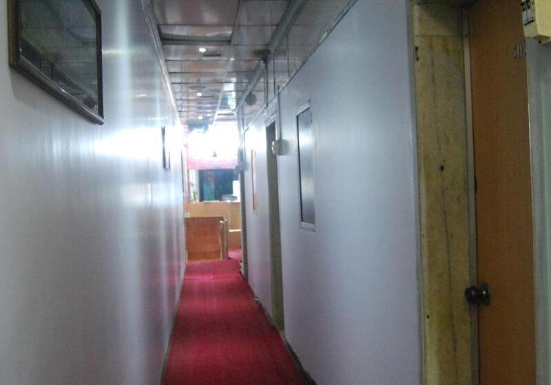 ホテル New Shahana  Hostel