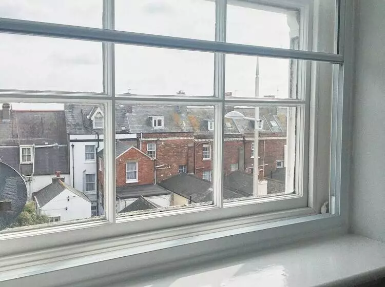 酒店 Olivers Guest House