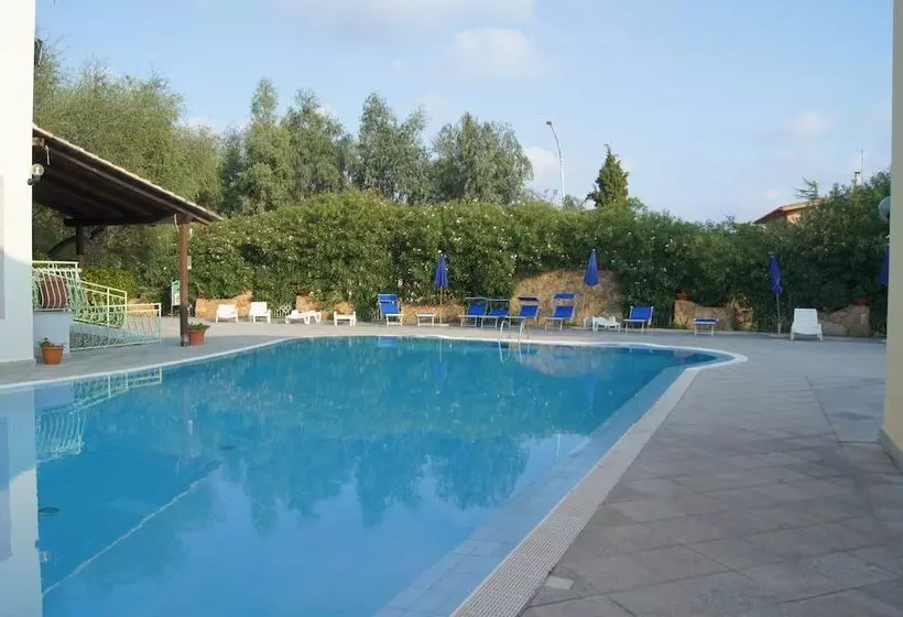 Отель Albergo Residenziale Gli Ontani