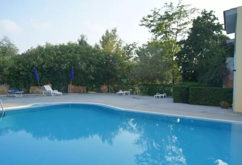 Отель Albergo Residenziale Gli Ontani