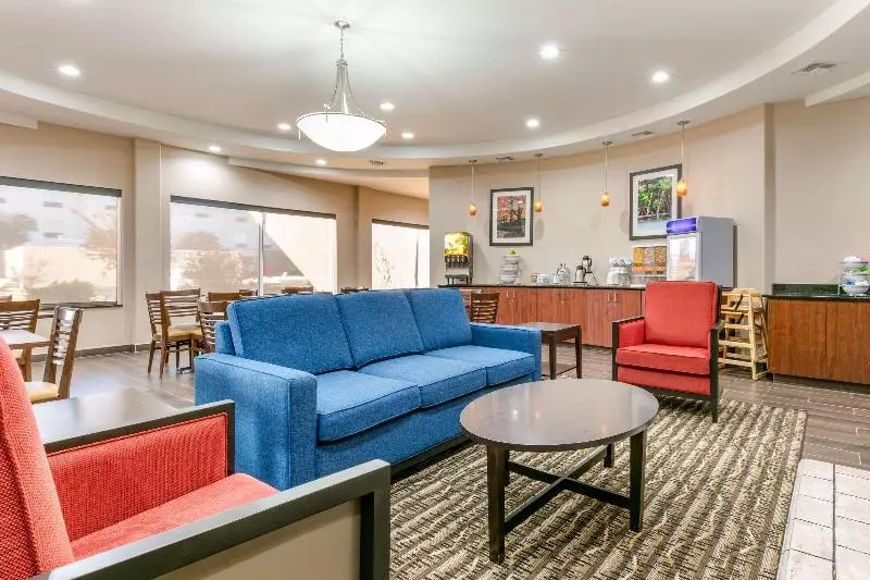 Отель Comfort Inn & Suites Van Buren   Fort Smith