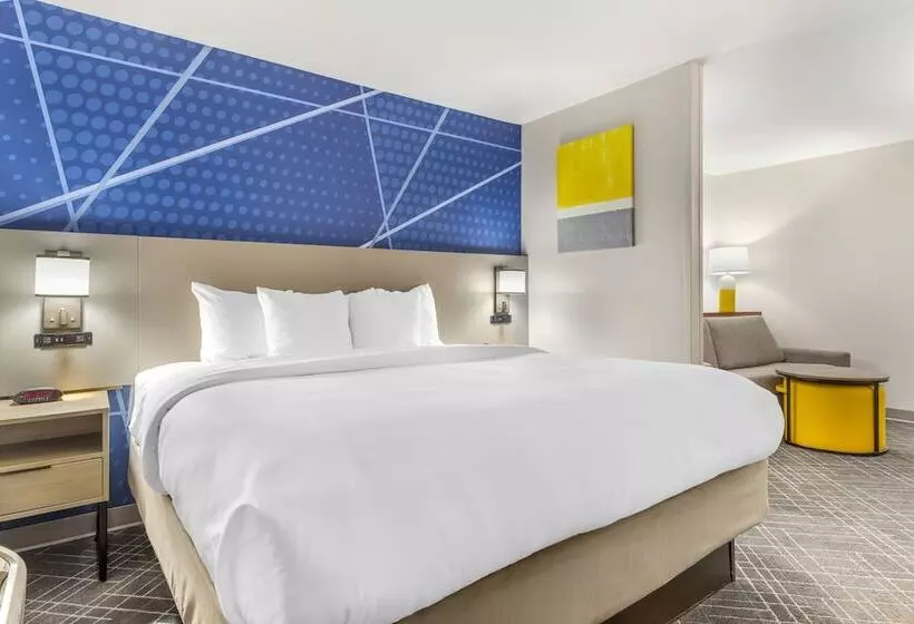 Отель Comfort Suites Whitsett Greensboro East
