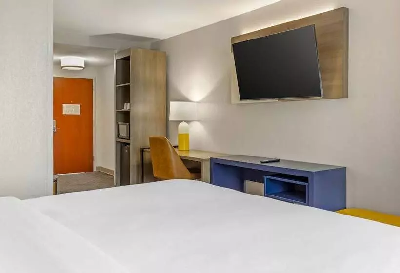 Отель Comfort Suites Whitsett Greensboro East