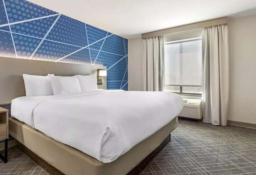 Отель Comfort Suites Whitsett Greensboro East