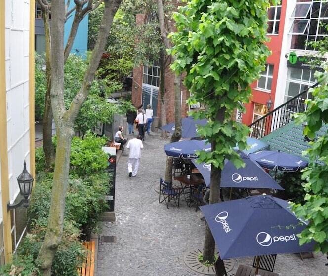 Europlaza Hotel & Suites