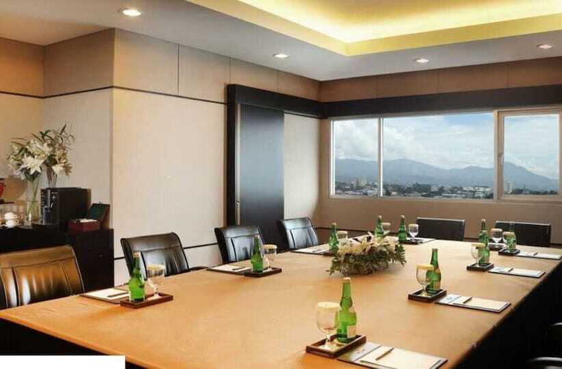 בית מלון כפרי Santika Bogor