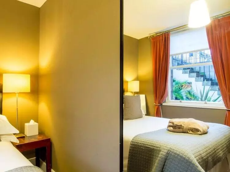 酒店 Six Brunton Place Guest House