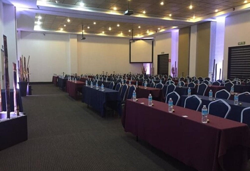 فندق Suites Inn La Muralla Metepec