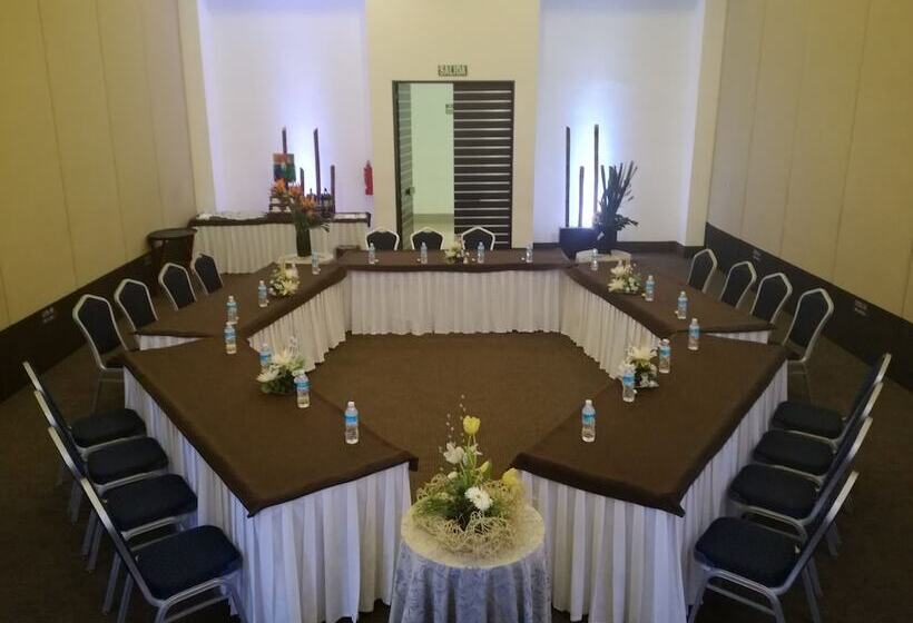 فندق Suites Inn La Muralla Metepec