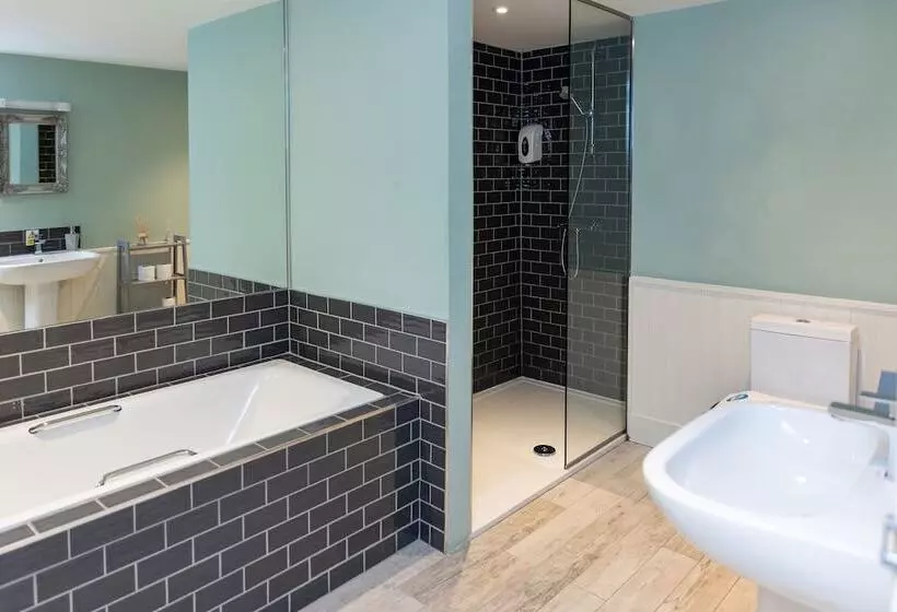 هتل The Clarendon