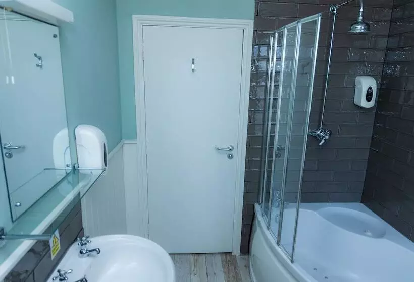 هتل The Clarendon