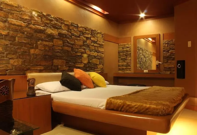 Отель Victoria Court Hillcrest Pasig