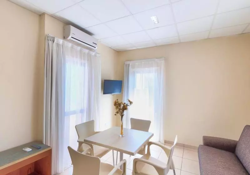 Mackenzie Beach & Apartments