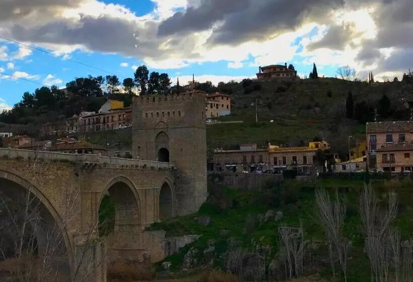 هاستل Oasis Backpackers' Toledo