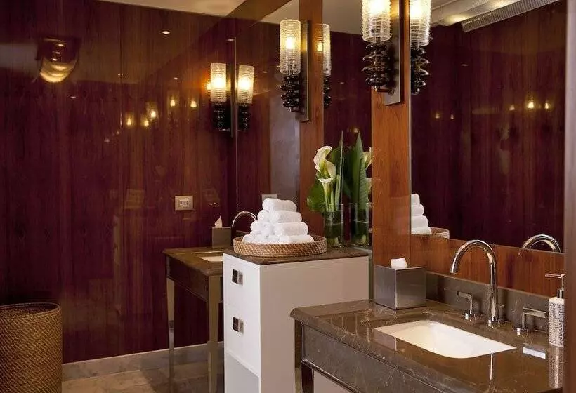 Отель Renaissance Istanbul Polat Bosphorus