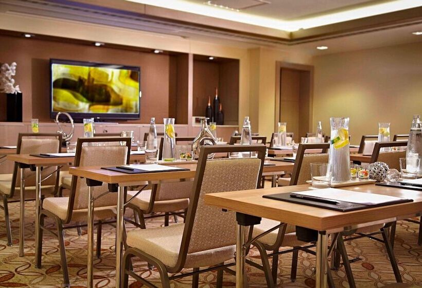 Отель Renaissance Istanbul Polat Bosphorus