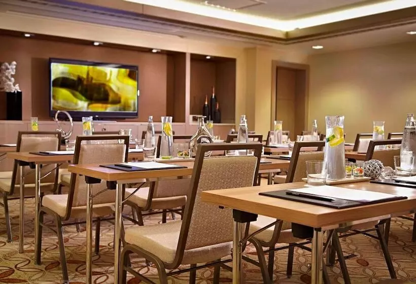 Отель Renaissance Istanbul Polat Bosphorus