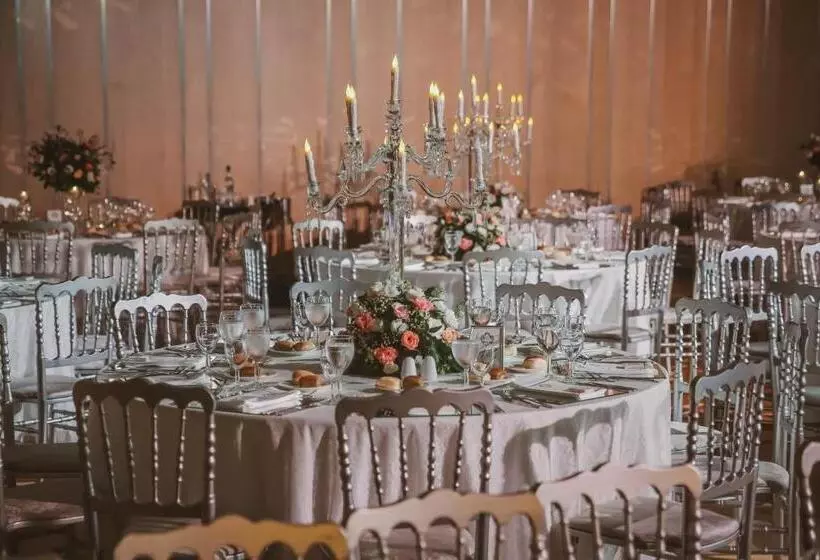 Отель Renaissance Istanbul Polat Bosphorus