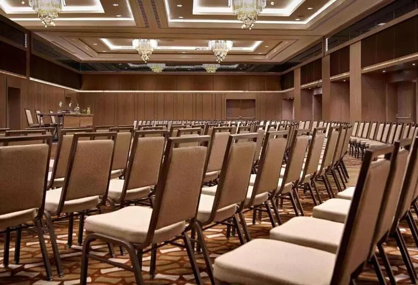 Отель Renaissance Istanbul Polat Bosphorus