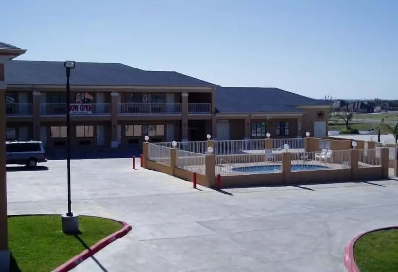 בית מלון כפרי Texas Inn & Suites