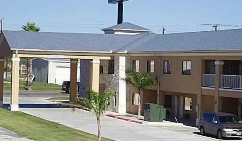 בית מלון כפרי Texas Inn & Suites