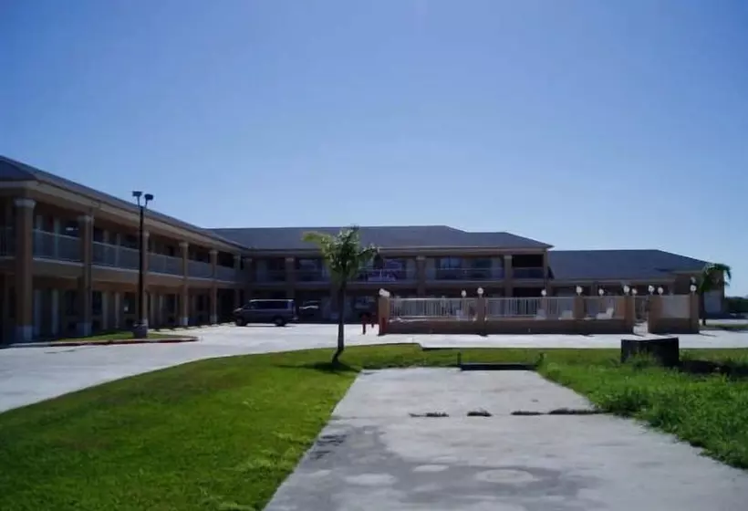 בית מלון כפרי Texas Inn & Suites