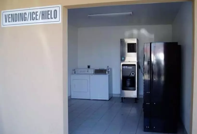 בית מלון כפרי Texas Inn & Suites