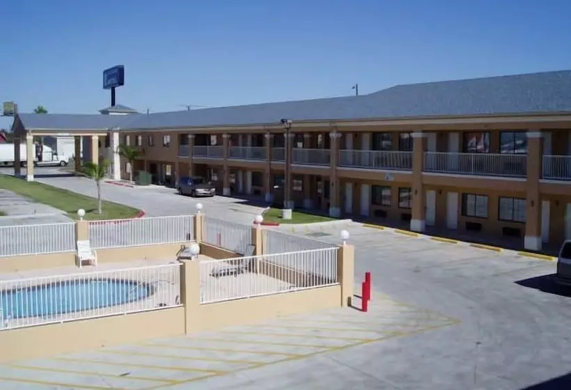 בית מלון כפרי Texas Inn & Suites