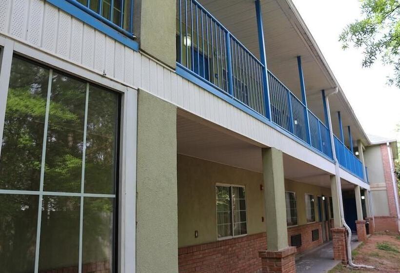 Magnolia Bay Hotel & Suites