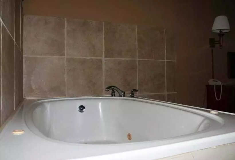 Magnolia Bay Hotel & Suites