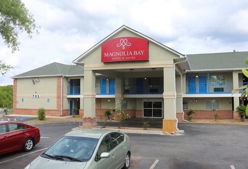 Magnolia Bay Hotel & Suites