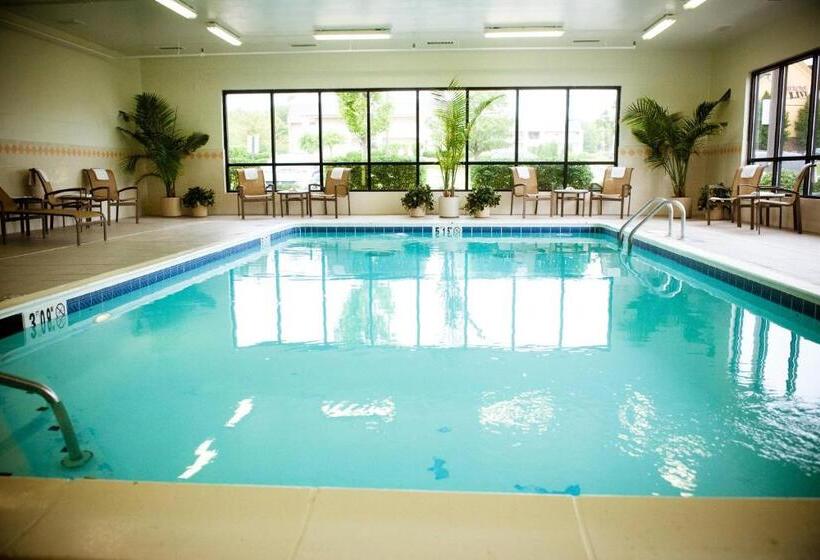 فندق Chester Inn & Suites