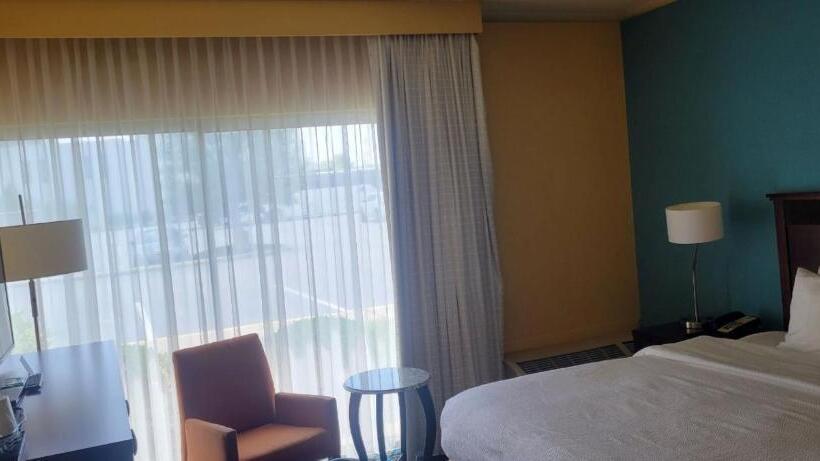 فندق Chester Inn & Suites