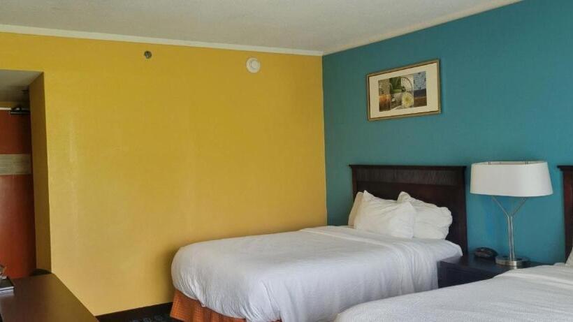 فندق Chester Inn & Suites