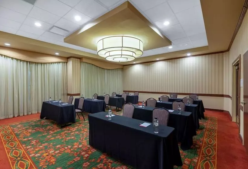 호텔 Wyndham Grand Oklahoma City Downtown