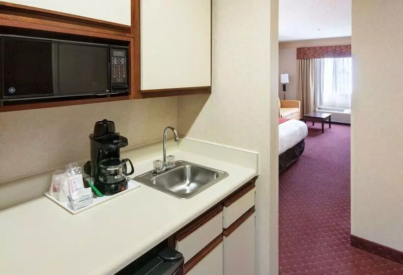 Отель Comfort Suites Parkersburg South
