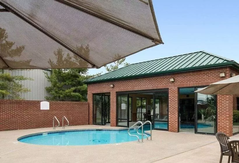 Отель Comfort Suites Parkersburg South