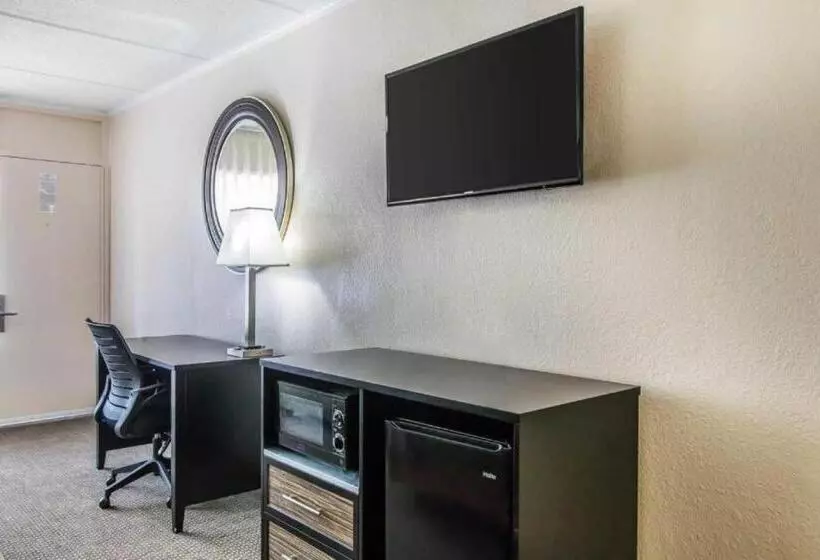 ホテル Quality Inn Hinesville Fort Stewart Area, Kitchenette Rooms Pool Guest Laundry