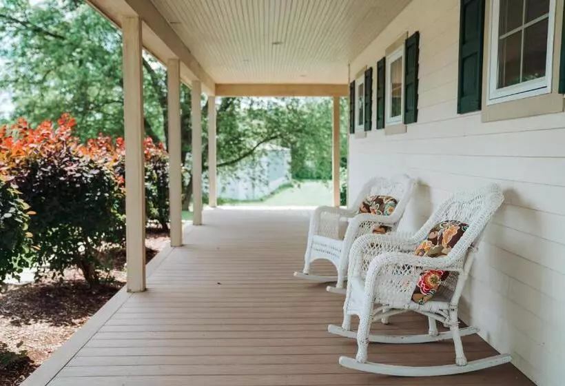 Otel Skaneateles Suites