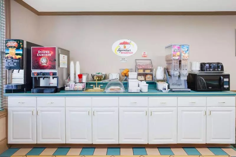 호텔 Super 8 By Wyndham Brooklyn