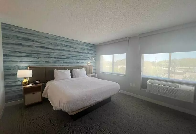 Отель Towneplace Suites Detroit Warren