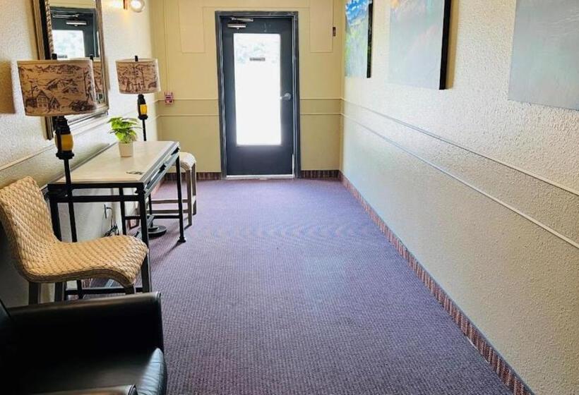 ホテル Adventure Inn   Glenwood Springs