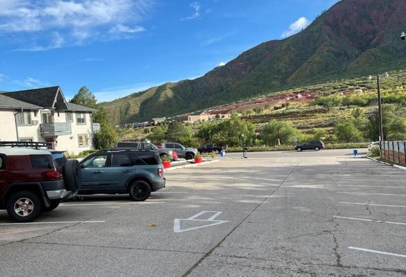 ホテル Adventure Inn   Glenwood Springs