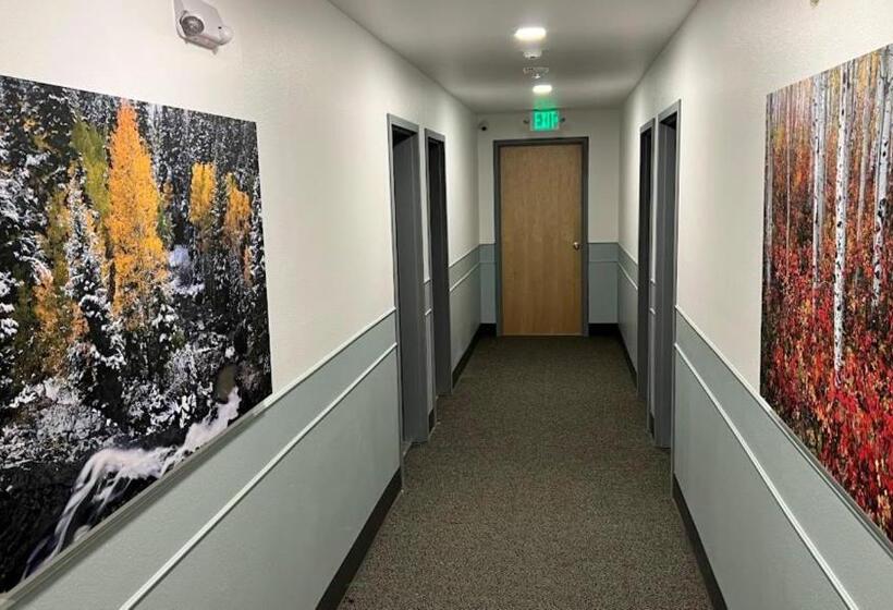 ホテル Adventure Inn   Glenwood Springs