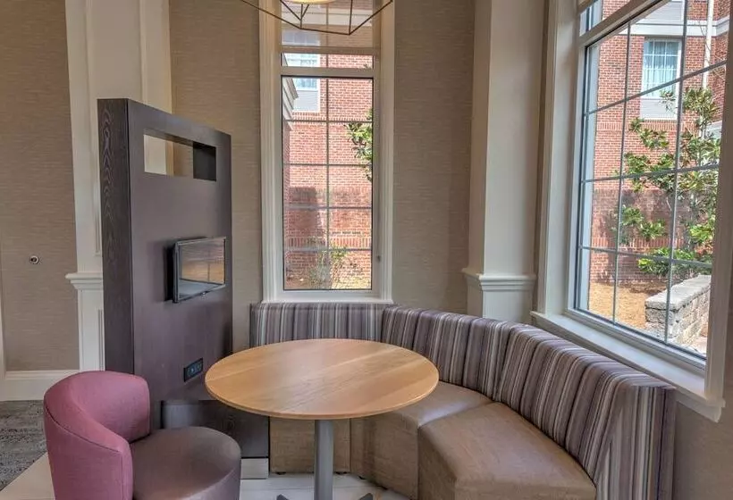 ホテル Courtyard Chapel Hill