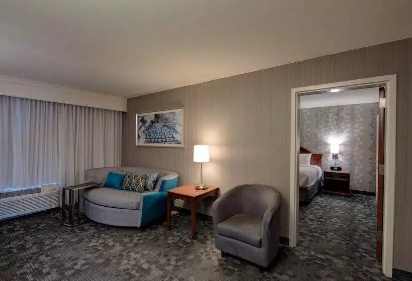 ホテル Courtyard Chapel Hill