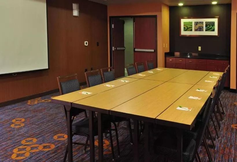 酒店 Courtyard By Marriott Kingston