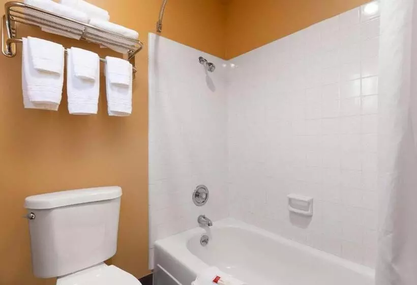 ホテル Rosewood Inn And Suites